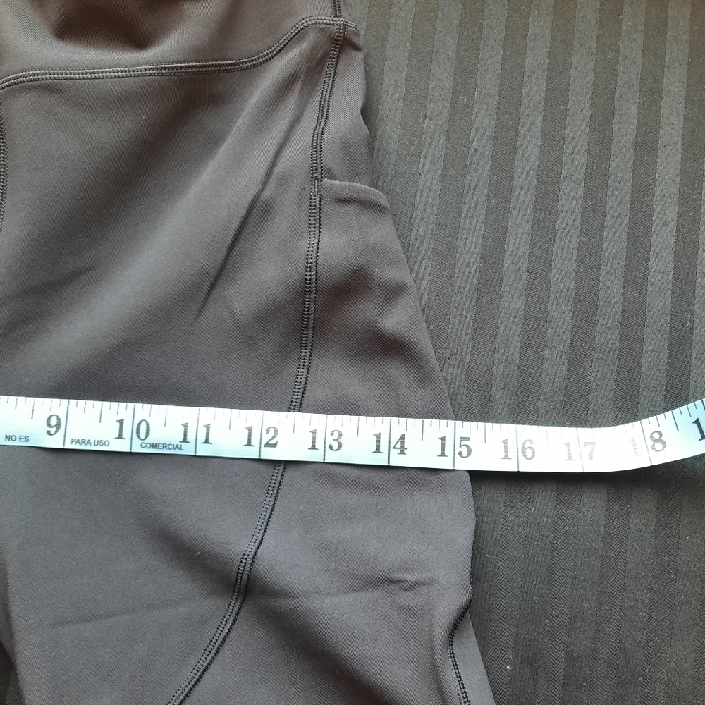 Lululemon track & train black short size "4" - Picture 11 of 14